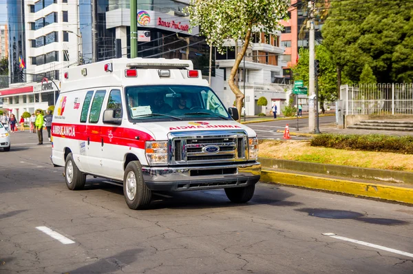 QUITO, ÉQUATEUR - 7 JUILLET 2015 : Ambulance toujours proche pour chaque événement dans la ville, arrivée du pape François — Photo