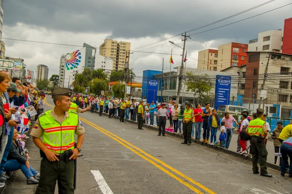 QUITO, ECUADOR - JULHO 7, 2015: Pessoas nas ruas esperando para ver ou tocar o papa Francisco, polícia guardando do lado de fora — Fotografia de Stock