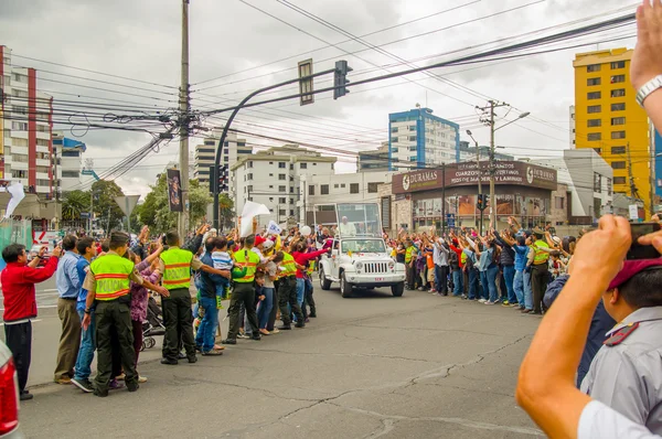 КВИТО, ЕКУАДОР - 7 июля 2015 года: приятный и эмоциональный момент, люди говорят, добро пожаловать Папе Франциску в Эквадор, Папамобиль — стоковое фото