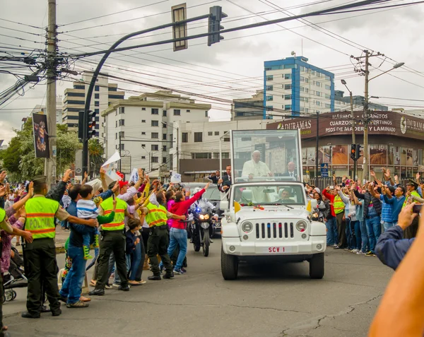 Quito, Ekwador - 7 lipca 2015: Ekwadorski ludzie próbują dotknąć i powiedzieć, Witamy Francisco papieża, zatłoczone ulice — Zdjęcie stockowe
