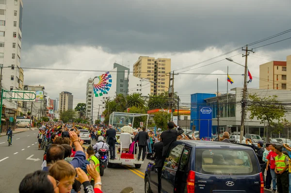 Quito, Ekwador - 7 lipca 2015: Papież Fracisco odwiedzając Ekwador, popemobile na ulicach Quito, widok od tyłu — Zdjęcie stockowe