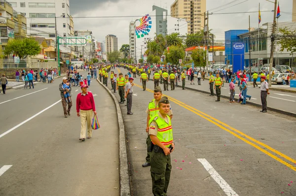 Quito, Ekwador - 7 lipca 2015: Mnóstwo ludzi, spodziewając się zobaczyć papieża Francisco w Quito, policja na ulicy — Zdjęcie stockowe