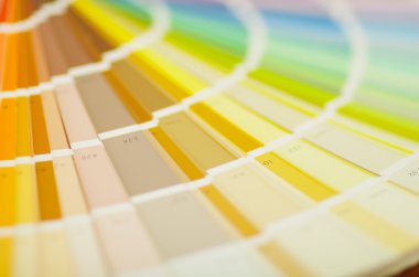 Closeup büyük palet renk haritası beyaz bilgisayar klavyesi ve ahşap masa üzerinde oturan kırmızı kahve kupa önünde yayılmış, tasarımcı kavramı