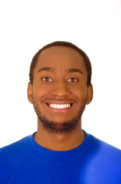 Headshot yakışıklı adam güçlü mavi renkli t-shirt kamera, beyaz stüdyo arka kamera gülümseyen giyiyor — Stok fotoğraf