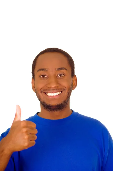 Headshot homem bonito vestindo forte azul colorido t-shirt e dando polegar para cima sorrindo para a câmera — Fotografia de Stock