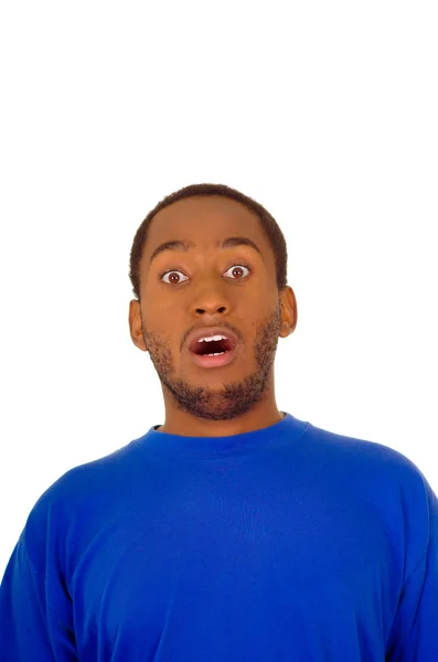 Headshot knappe man dragen sterke blauw gekleurde t-shirt maken verrast geschokt gezicht uitdrukking, witte studio achtergrond — Stockfoto