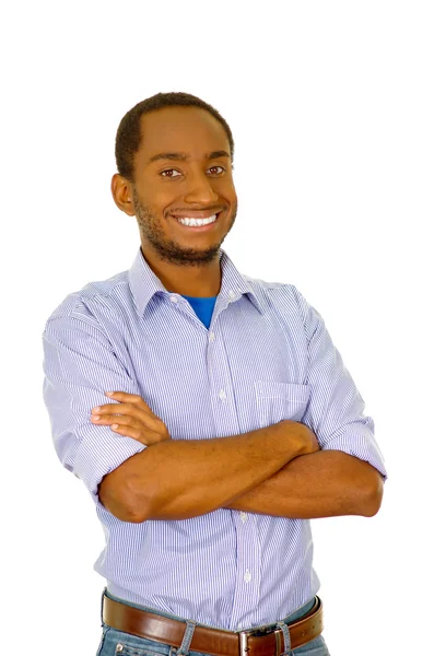 Bonito homem vestindo jeans e camisa azul claro em pé na frente da câmera sorrindo com os braços cruzados, fundo estúdio branco — Fotografia de Stock