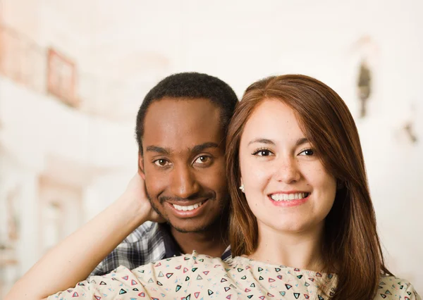 Feliz pareja interracial disparos en la cabeza posando feliz y sonriente, mujer sosteniendo novios cabeza con la mano, fondo blanco estudio — Foto de Stock