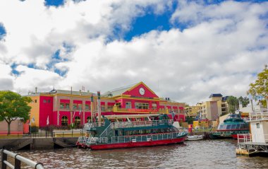 Tigre, Arjantin - 02 Mayıs 2016: Nehrin önünde yer alan Çin Mahallesi, şehrin en önemli turistik atracctions biridir