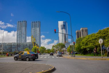 Buenos Aires, Arjantin - 02 Mayıs 2016: güzel manzara nehir yakın ve bir park önünde yer alan bazı modern yapılar