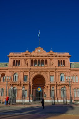 Buenos Aires, Arjantin - 02 Mayıs 2016: Arjantin'in en tarihi binalarından biri olan pembe ev, başkanın çalıştığı yerdir.