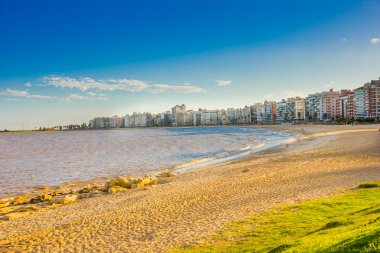 Montevideo, Uruguay - 04 Mayıs 2016: arka plan olarak bazı binalar ile Beach'deki güzel günbatımı