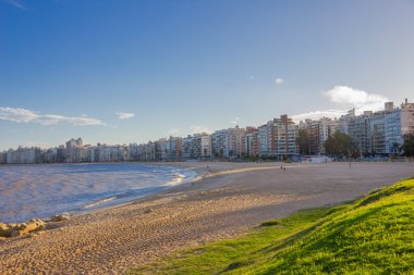 Montevideo, Uruguay - 04 Mayıs 2016: la rambla kenar deniz ve hemen orada plaj önünde geçer aveneu adını bazı güzel binalar yer almaktadır