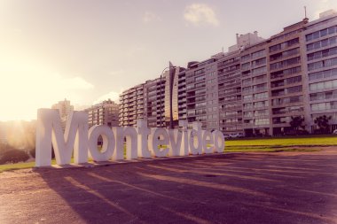 Montevideo, Uruguay - 04 Mayıs 2016: güzel gün batımı ışık proyecting gölge yerde montevideo işaretiyle
