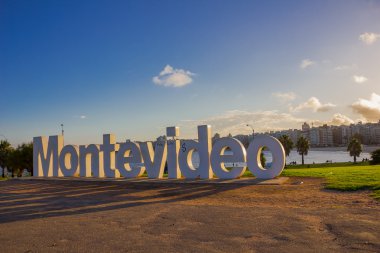Montevideo, Uruguay - 04 Mayıs 2016: güzel gün batımı ışığı ile harflerle yazılmış montevideo
