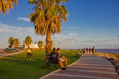 Montevideo, Uruguay - 04 Mayıs 2016: becah, güneş ışığı zevk bazı insanlar ve güzel mavi gökyüzü arka plan olarak güzel günbatımında