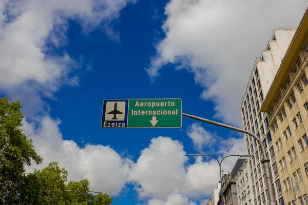 Buenos aires, Argentinien - 02. Mai 2016: ezeizas internationales Flughafensignal auf der Straße — Stockfoto