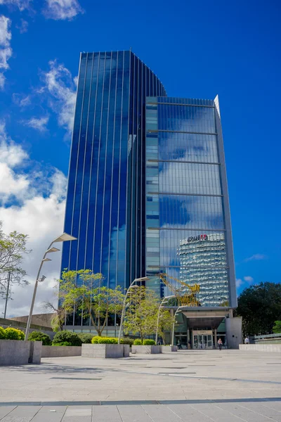 Buenos Aires, Argentina - 02 maj 2016: fin utsikt i en modern byggnad med glasfasad och himlen reflektera över det — Stockfoto