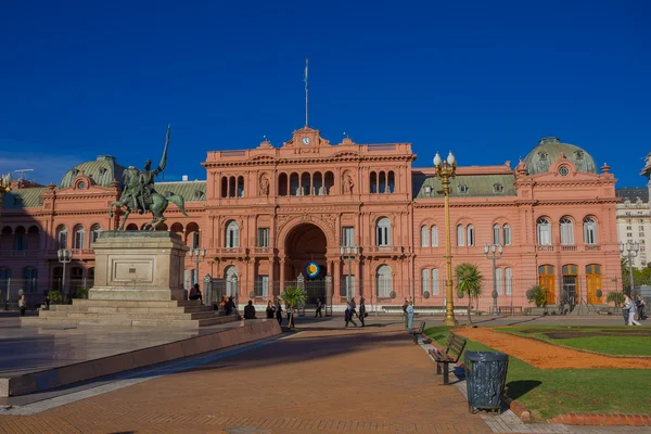 BUENOS AIRES, ARGENTINE - 02 MAI 2016 : la maison rose qu'il est situé sur la place de mayo et son un des bâtiments les plus emblématiques de buenos aires, il est le bureau du président de l'argentine — Photo