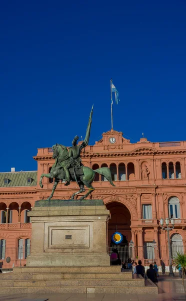 Buenos Aires, Argentina-květen 02, 2016: socha generála, který se nachází v čele růžového domu Manuel Belgrano, ležící na náměstí Plaza de Mayo — Stock fotografie