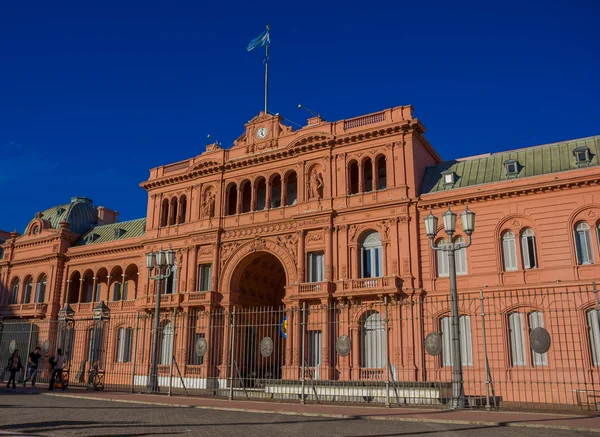 Buenos Aires, Argentyna - 02 maj 2016: casa rosada, różowy dom, to miejsce, gdzie prezydent Argentyny działa i to znajduje się plaza de Mayo — Zdjęcie stockowe