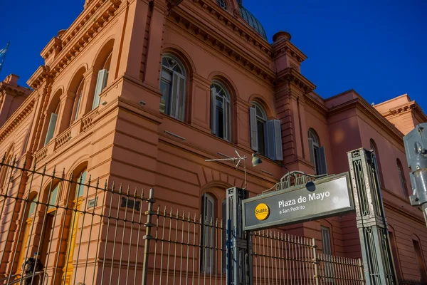 Buenos Aires, Argentyna - 02 maja 2016 r.: wejście do stacji metra, obok różowy dom znajduje się w plaza de mayo — Zdjęcie stockowe