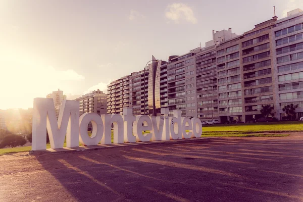 Montevideo, Uruguay - 04 maj 2016: montevideo tecken med fin solnedgång ljus proyecting skugga på marken — Stockfoto