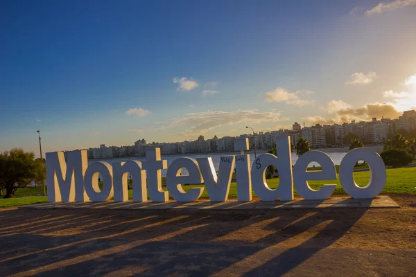 MONTEVIDEO, URUGUAY - 04 MAGGIO 2016: cartello di montevideo danneggiato da alcuni graffiti con la città sullo sfondo — Foto Stock