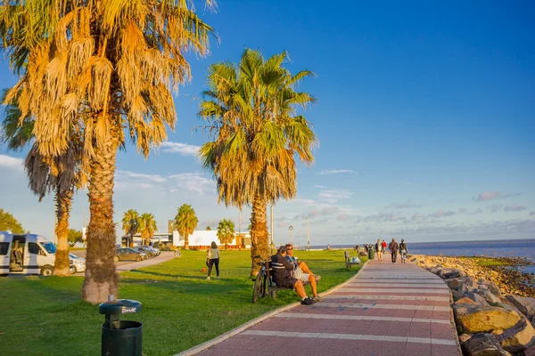 MONTEVIDEO, URUGUAY - 04 DE MAYO DE 2016: personas que pasan algo de tiempo libre en un parque situado frente a la playa — Foto de Stock