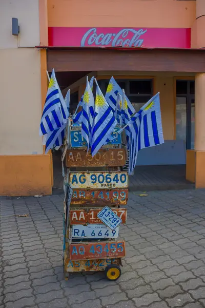 Montevideo, uruguay - 04. Mai 2016: netter kleiner wagen mit vielen lizenzen und uruguay flaggen, cocacola banner als hintergrund — Stockfoto