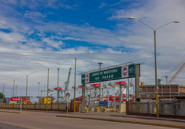 モンテビデオ港はウルグアイの南アメリカの最も重要な港の 1 つであるモンテビデオ、ウルグアイ - 2016 年 5 月 4 日。 — ストック写真