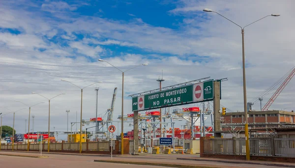 MONTEVIDEO, URUGUAI - MAIO 04, 2016: entrada do porto de montevideos, está localizado no rio de la plata e é zona de trânsito muito importante para o mercosul — Fotografia de Stock