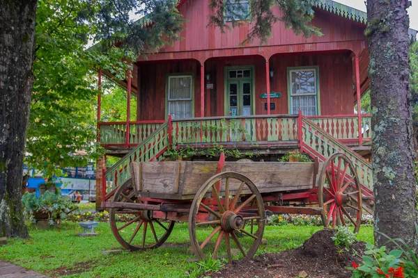 GRAMADO, BRASIL - 06 DE MAYO DE 2016: bonito y viejo carro estacionado en el jardín frente a la casa conmemorativa itatial —  Fotos de Stock