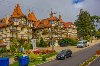 Gramado, Brezilya - 06 Mayıs 2016: sarı duvarlar, ahşap sütunlar ve kırmızı çatı kiremitleri ile Alman tarzında inşa edilmiş güzel otel