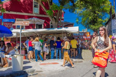 Curitiba, Brezilya - 12 Mayıs 2016: bazı gıda city piyasa yakın bir köşede yer alan küçük bir stand satın Tanımlanamayan kişi