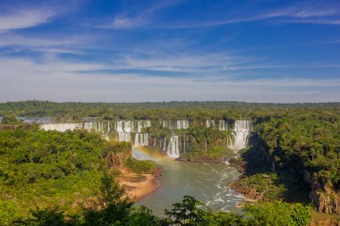 Iguazu, Brezilya - 14 Mayıs 2016: Arjantin ve Brezilya arasında sınır bulunan Iguazu Nehrinin şelaleler