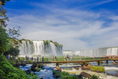 Iguazu, Brezilya - 14 Mayıs 2016: şelalenin altında yakın bulunan nehir üzerinde küçük bir köprü Brezilya tarafındaki güzel görünüm