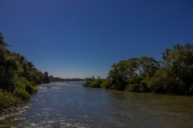 Iguazu, Arjantin - 14 Mayıs 2016: Iguazu nehir akıyor Arjantin kuzeyinde yer Iguazu national park