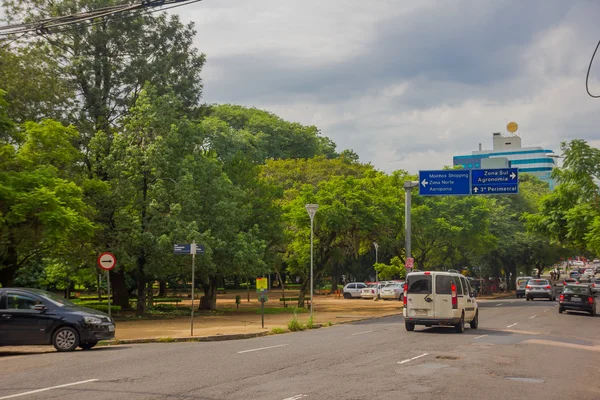 PORTO ALEGRE, BRASIL - 06 DE MAYO DE 2016: calle de tráfico normal en uno de los lados de un parque de la ciudad — Foto de Stock