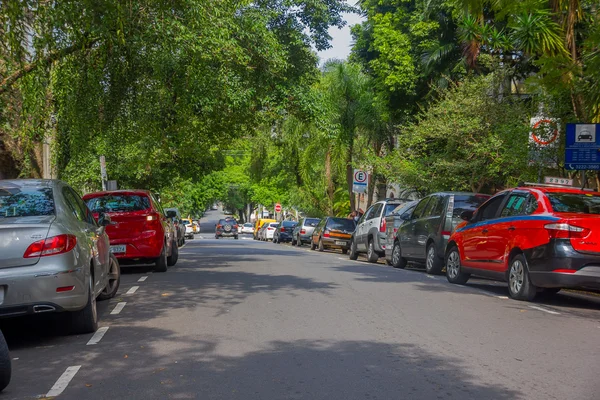 PORTO ALEGRE, BRASIL - 06 DE MAYO DE 2016: coches estacionados al lado de la calle, bonitos árboles grandes en la acera —  Fotos de Stock