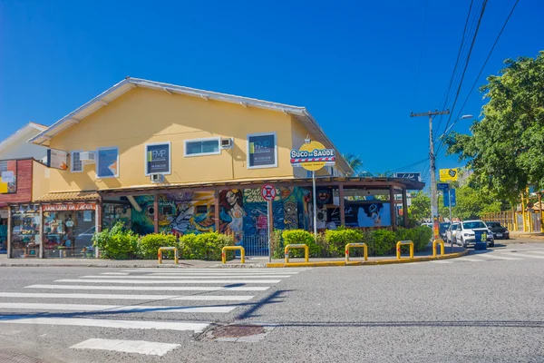 FLORIANOPOLIS, BRASIL - 08 DE MAYO DE 2016: bonita vista de un restaurante amarillo con algunos grafittis en la entrada ubicada en una esquina —  Fotos de Stock