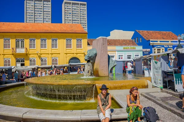 Курітіба, Бразилія - 12 травня 2016: невідомі люди сидять у фонтан кордону, розташований в центрі на ринку — стокове фото