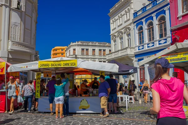 Curitiba, Brezilya - 12 Mayıs 2016: bazı insanlar pazar yerinde bulunan gıda tezgahı üzerinde içinde gıda satın