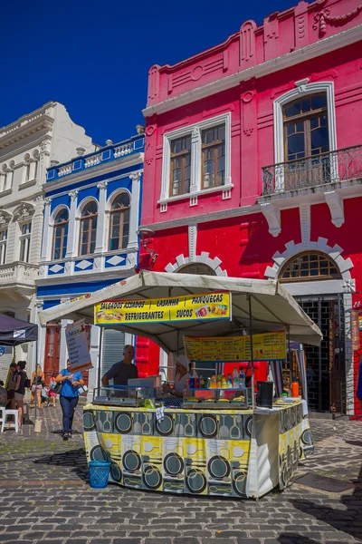 CURITIBA, BRASIL - 12 DE MAYO DE 2016: pequeño puesto de comida ubicado frente a una hermosa casa roja — Foto de Stock