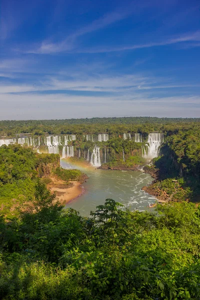 Iguazu, Brazília - 2016. május 14.: az Iguazú-folyóhoz vezető emelkedik a brazil oldalon, azonban a legtöbb a vízesés az argentin oldalon található — Stock Fotó