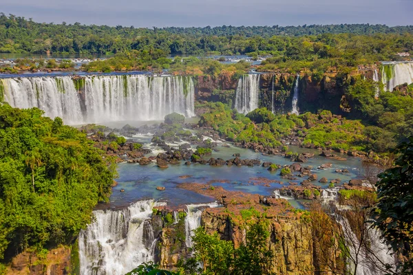 Iguazu, Brazília - 2016. május 14.: szép kilátás nyílik a vízesés brazil oldalához — Stock Fotó