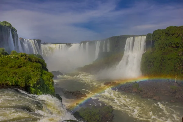 IGUAZU, BRASIL - 14 DE MAYO DE 2016: bonito arco iris formado con la niebla de la caída principal llamada garganta de los demonios — Foto de Stock