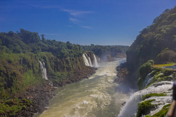 Iguazu, Brazília - 2016. május 14.: szép kilátás nyílik a folyóra a tetején egy vízesés, a kék ég háttér — Stock Fotó