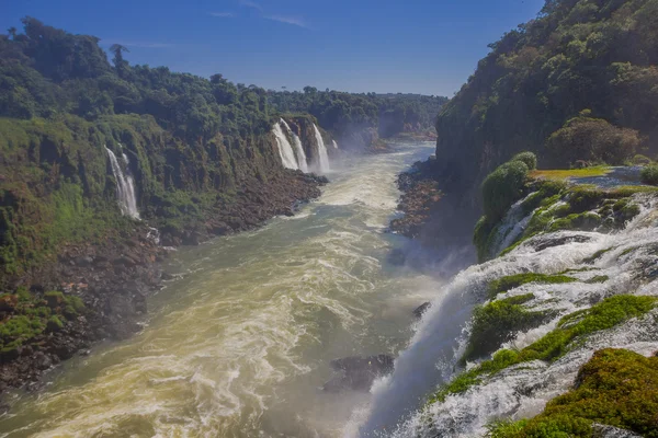 Iguazu, Brazília - 2016. május 14.: szép kilátás nyílik a folyó gyűjtése a vizet néhány más kis vízesés — Stock Fotó