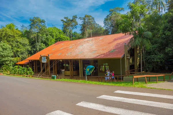 Iguazu, Brasilien - 14 maj 2016: litet hus med röda tak vid sidan av den väg som går från Brasilien till argentina — Stockfoto